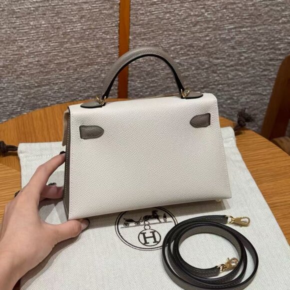 Classic Hermes Bag: A Stylish and Versatile Choice for Elegance - Picture 3 of 6